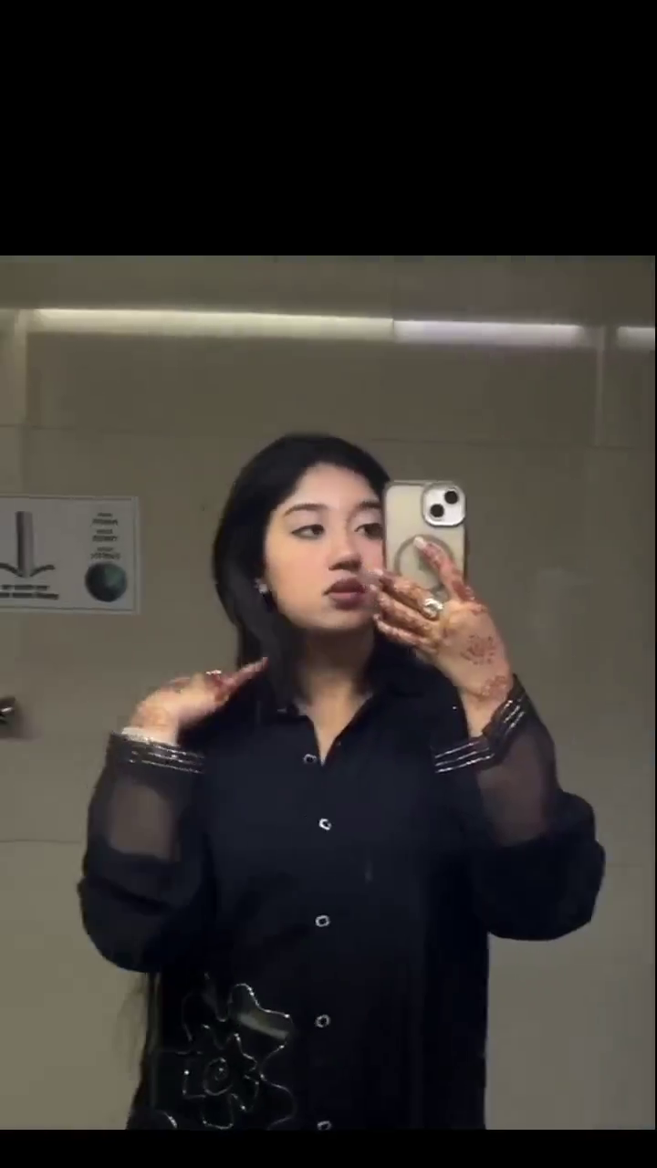 A gorgeous Bengali girlfriend flaunting her Pressing the Figure and Boobs